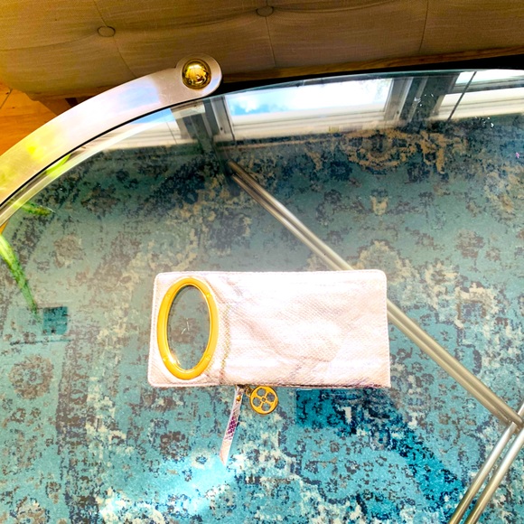 ✨ IMAN✨ Metallic Silver Mini Clutch W/Gold Hardware & Logo Medallion - Picture 2 of 10